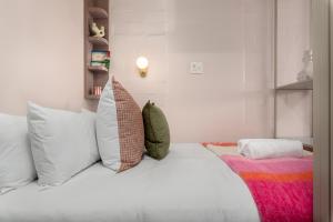 ONEHUNDRED ON M Apartments