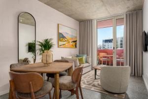 ONEHUNDRED ON M Apartments