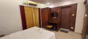 Hotel Sri Krishna Veg and Residency Murugeshpalya