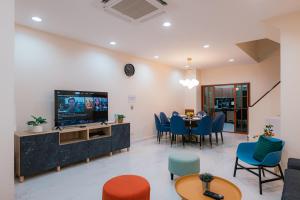 Spacious , 3 min walk to BTS & 10 min to Thonglor, Em District, Terminal 21, Max 20 People