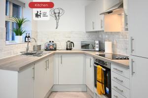 Central Balcony Flat Ideal for Long Stays with WiFi and Parking