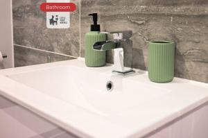 Central Balcony Flat Ideal for Long Stays with WiFi and Parking