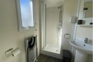 3 Bed Caravan Sleeps 8 - Parking Bbq Pool