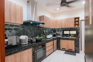 Spacious , 3 min walk to BTS & 10 min to Thonglor, Em District, Terminal 21, Max 20 People