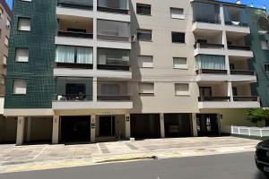 Apto 1 quadra da praia com garagem