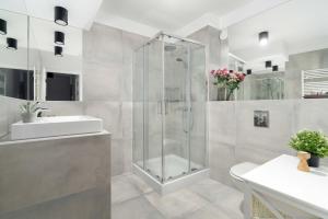 Red and Grey Apartment for 8 People in Poznań with Parking by Noclegi Renters