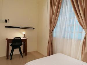 Cozy Suite with Twin Beds & Lounge