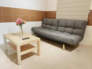 Cozy Suite with Twin Beds & Lounge