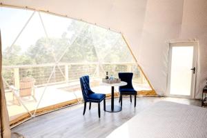 Romantic and Luxurious Glamping Dome in Eureka Springs, Equipped with an Indoor Hot Tub Perfect for a Weekend of Relaxation