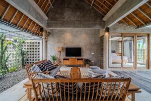 3BR Modern Industrial Villa in the Heart of Canggu by Santi Management