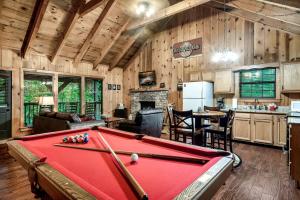 Wonderful Cabin with Hot-tub and Pool Table in Sevierville, Tennessee