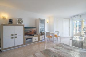 Penthouse studio with sea views