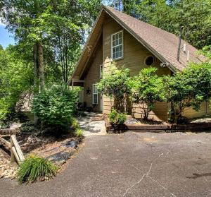 Fabulous Cabin with Nice Forest Vistas in Gatlinburg, Tennessee