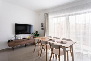 Cosy 3BR Duplex Penthouse with Terrace & Views by Isola360