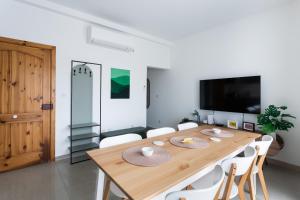Cosy 3BR Duplex Penthouse with Terrace & Views by Isola360