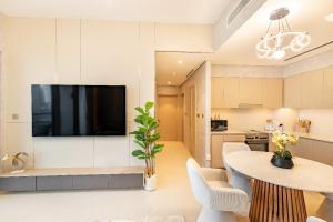 Stunning Burj View High Floor EB