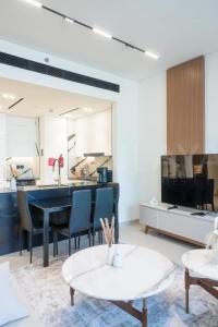 High-Rise 2BR with Jacuzzi & Burj Khalifa Views