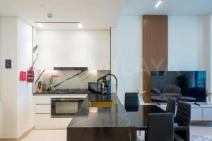 High-Rise 2BR with Jacuzzi & Burj Khalifa Views