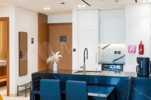 High-Rise 2BR with Jacuzzi & Burj Khalifa Views