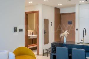 High-Rise 2BR with Jacuzzi & Burj Khalifa Views