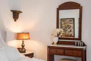 Sunrock Suites - Villa Menexes