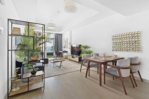 VayK - Luxurious 2BR on the Palm with Private Beach Access