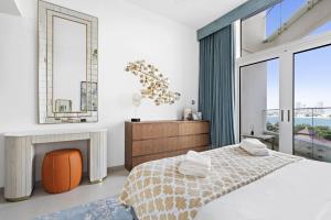 VayK - Luxurious 2BR on the Palm with Private Beach Access