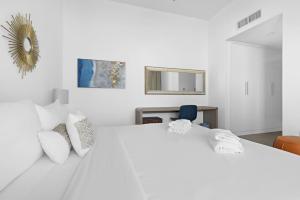 VayK - Luxurious 2BR on the Palm with Private Beach Access