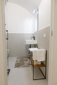 Suite tra Travi Antiche & Idromassaggio - Lusso Moderno nel Cuore di Terracina - 10 dal Mare - Wifi