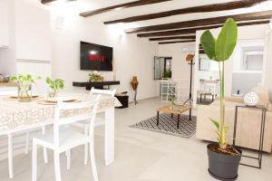 Suite tra Travi Antiche & Idromassaggio - Lusso Moderno nel Cuore di Terracina - 10' dal Mare - Wifi