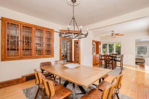 Family Downtown Mansion - Sleeps 13