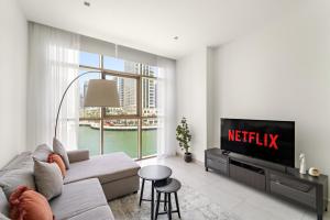 Vayk - Bright and Spacious 2BR with Panoramic Marina Views