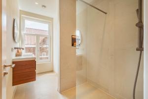 Charming Jordaan Apartment, Canal Views