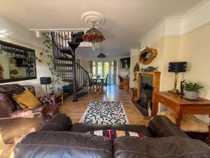 Squirrel Haven - Dog Friendly Woodland Retreat in Wootton Bridge, Isle of Wight