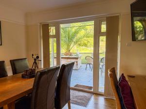 Squirrel Haven - Dog Friendly Woodland Retreat in Wootton Bridge, Isle of Wight