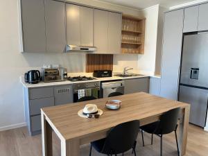 Modern Simons Town Apartment near beach and penguins