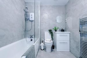 Modern 3 bedroom home - driveway parking for 2 vehicles, close to Manchester city centre