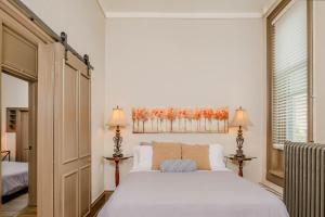 Large Luxury Downtown Loft - Walk to Everything Free Parking