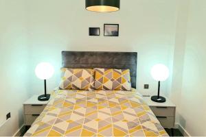 2 Bed Apartment Sleeps 4 with Free Parking