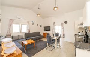 Gorgeous Apartment In Vir With Wifi