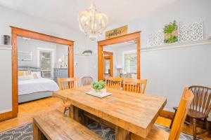 Spacious Downtown Character Home - 4 bedroom 3 bath Lawrence University College Ave