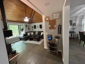 Woodsy home near Wineries, Hiking, & River