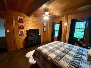 Woodsy home near Wineries, Hiking, & River