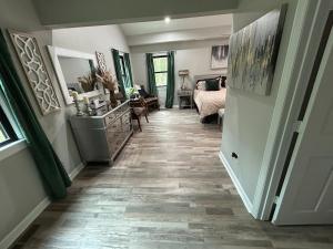 Woodsy home near Wineries, Hiking, & River