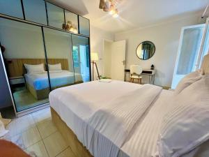 Bright 3-BR Dokki Apartment Balcony -Terrace