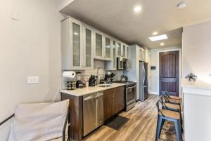 1 min Delta - Salt Palace - King Bed - Gym - Parking