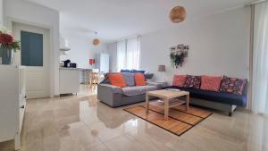 Lovely 2 bed 3 bath, fully equipped, near promenad