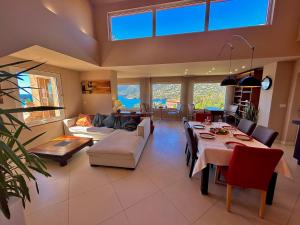 Duplex with sea and Esterel views