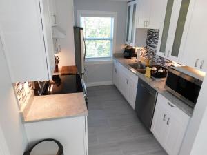 Beautiful high end remodel guest apartment with pool!