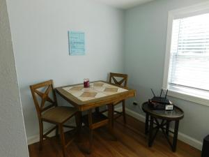 Beautiful high end remodel guest apartment with pool!